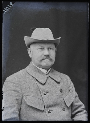 Schneider.  similar photo