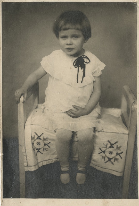 4 aastane Liia Treial istumas