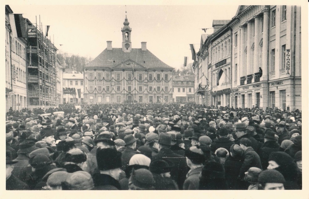 Tartu Raekoja plats ja raekoda, peal plakat XX.  Eesti Vabariigi 20. aastapäeva tähistamine. Tartu, 1938.