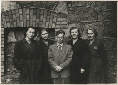 Viis arhiivitöötajat seismas  duplicate photo