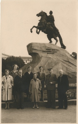 Ajalooarhiivi töötajad Pronksist ratsaniku taustal seismas  similar photo