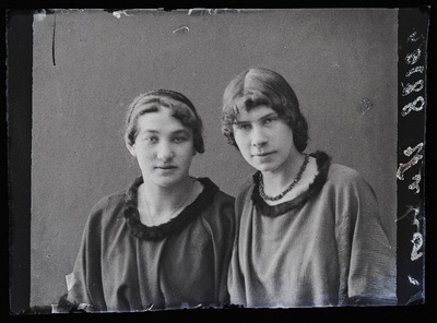 Kaks neiut, vasakul foto tellija Warres (Varres).  similar photo