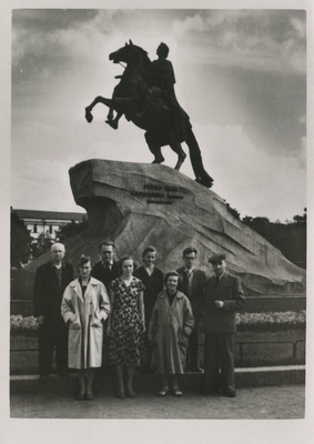 Arhiviitöötajad Peterburi eksursioonil Pronksist ratsaniku juures seismas  duplicate photo