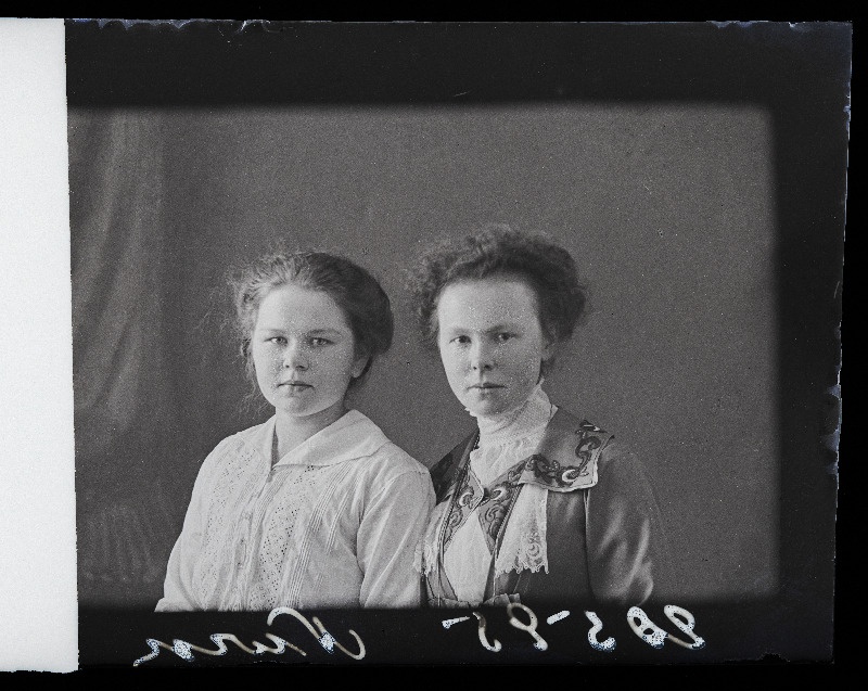 Kaks naist, (foto tellija Nurk).