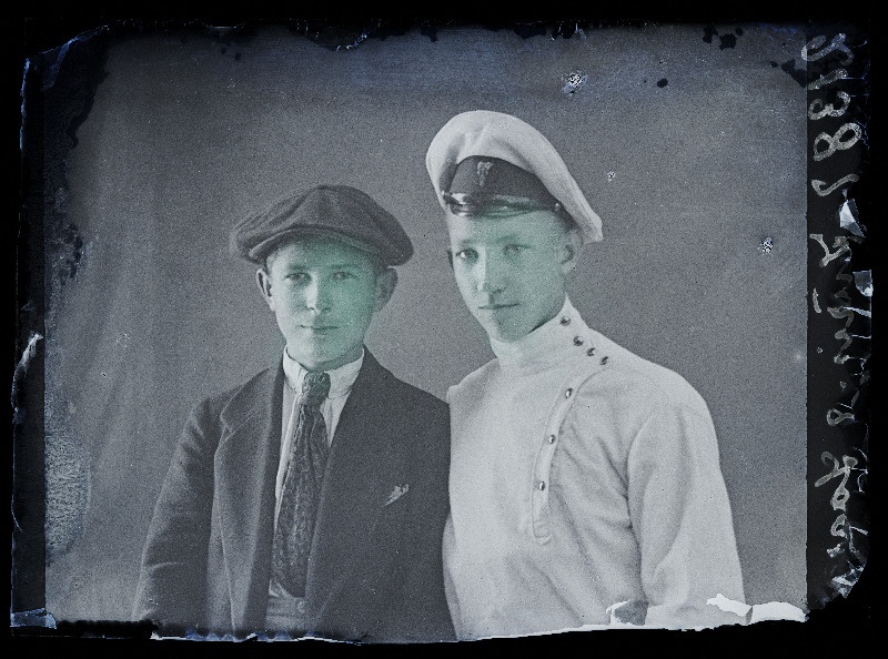 Kaks noormeest, Jüris [Jüriss] ja Laarmann.