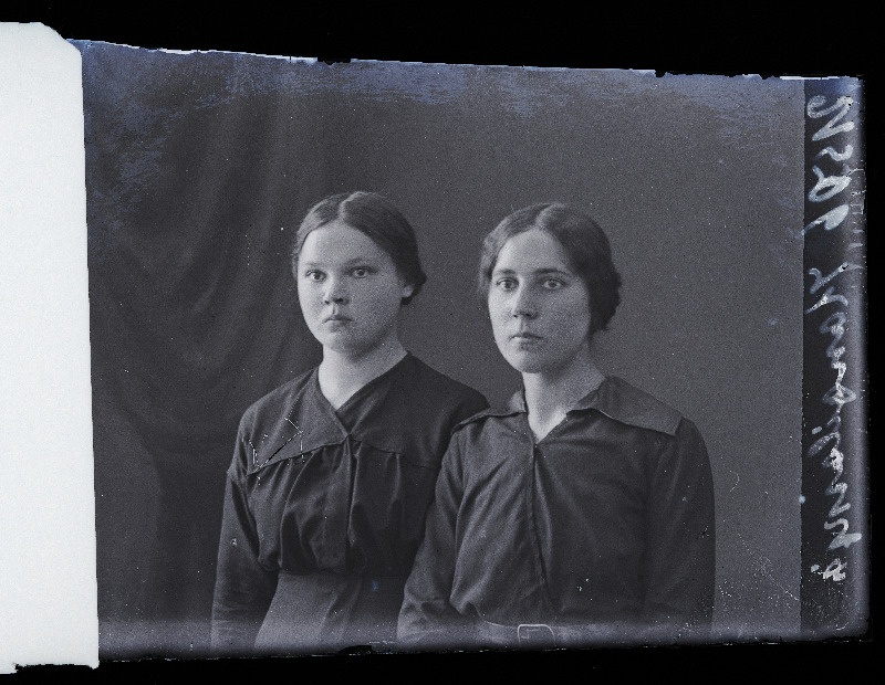 Kaks neiut, (foto tellija Kangilaskja).