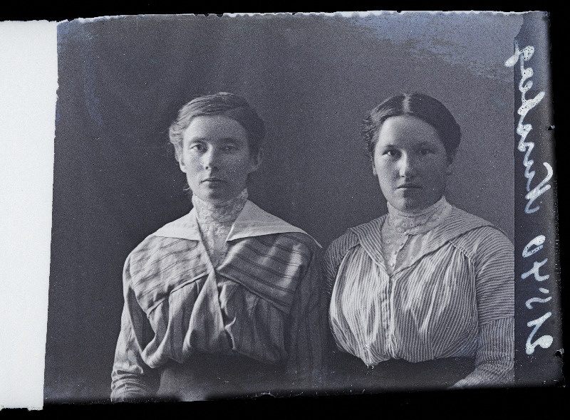 Kaks naist, (foto tellija Nussberg).