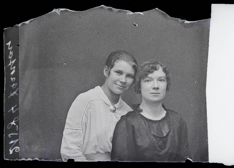 Kaks naist, Gläser (vasakul) ja Jaakson.