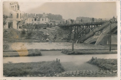 Purustatud Vabadussild, taga ülejõe linnaosa rusudes majad. Tartu, 1941.  similar photo