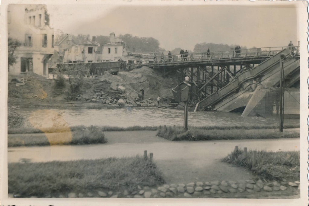 Purustatud Vabadussild, taga ülejõe linnaosa rusudes majad. Tartu, 1941.