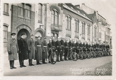 Tuletõrjeühingute juhtide kursus: rivistus pritsimaja ees.  Tartu, 1.-11.04.1935. Foto E. Kald.  duplicate photo
