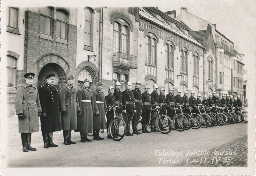 Tuletõrjeühingute juhtide kursus: rivistus pritsimaja ees.  Tartu, 1.-11.04.1935. Foto E. Kald.