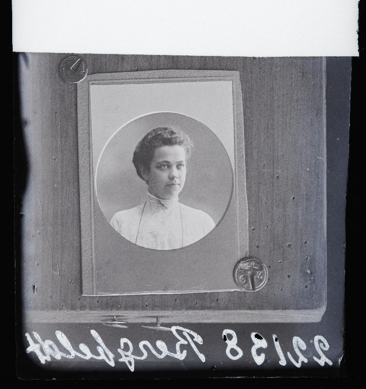 Naise foto, (04.09.1916 fotokoopia, tellija Bergfeldt).