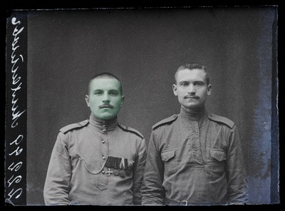 Kaks sõjaväelast, (foto tellija Michailoff [Mihhailov]).  duplicate photo