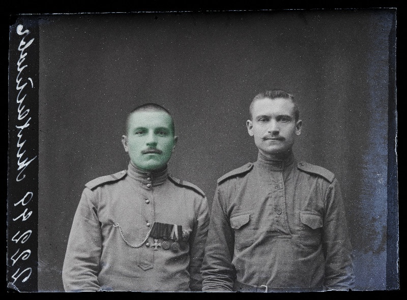 Kaks sõjaväelast, (foto tellija Michailoff [Mihhailov]).