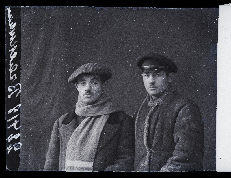 Kaks noormeest, (foto tellija Brackmann).