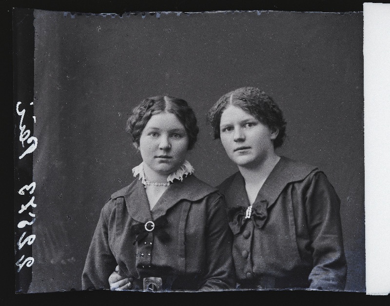Kaks naist, (foto tellija Päi).