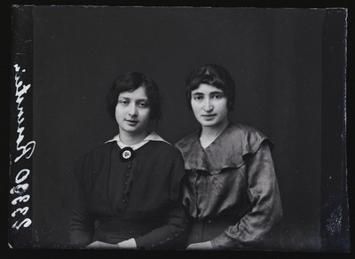 Kaks naist, (foto tellija Rosenstein).  similar photo