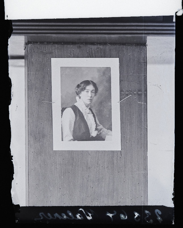 Naise foto, (31.01.1917 fotokoopia, tellija Walcker [Valker]).