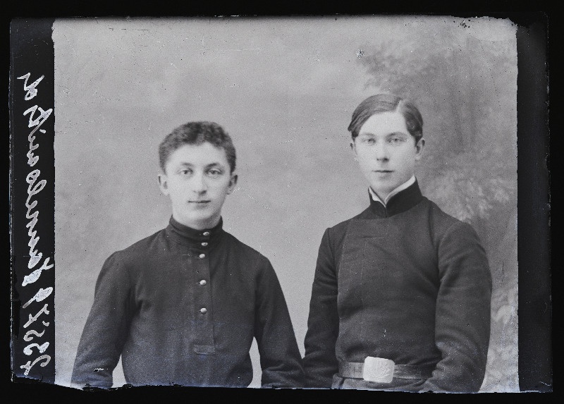 Kaks kooliõpilast, (foto tellija Jankelowitsch [Jankelovitš]).