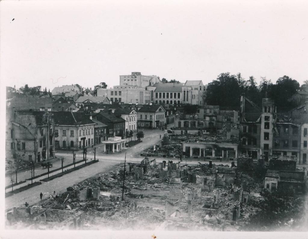 Sõjavaremed. Ees Uueturu ja Küüni t, ristmikul Shelli bensiiniputka, taga teater Vanemuine. Tartu, august 1941.