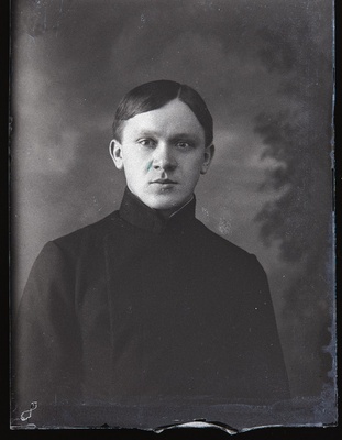 1915. aastal Viljandisse evakueeritud Miitavi (Jelgava) Reaalkooli õpilane Duge.  duplicate photo