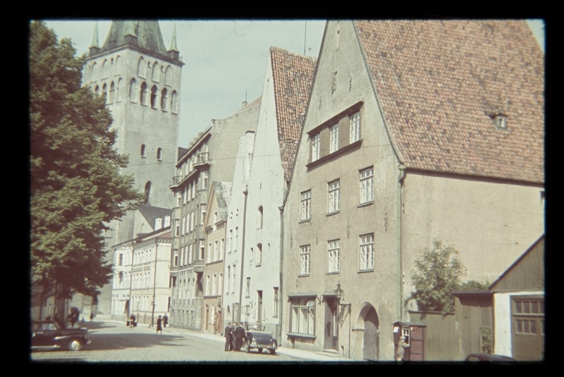 Wide street towards the church of Oleviste, right-wing buildings.