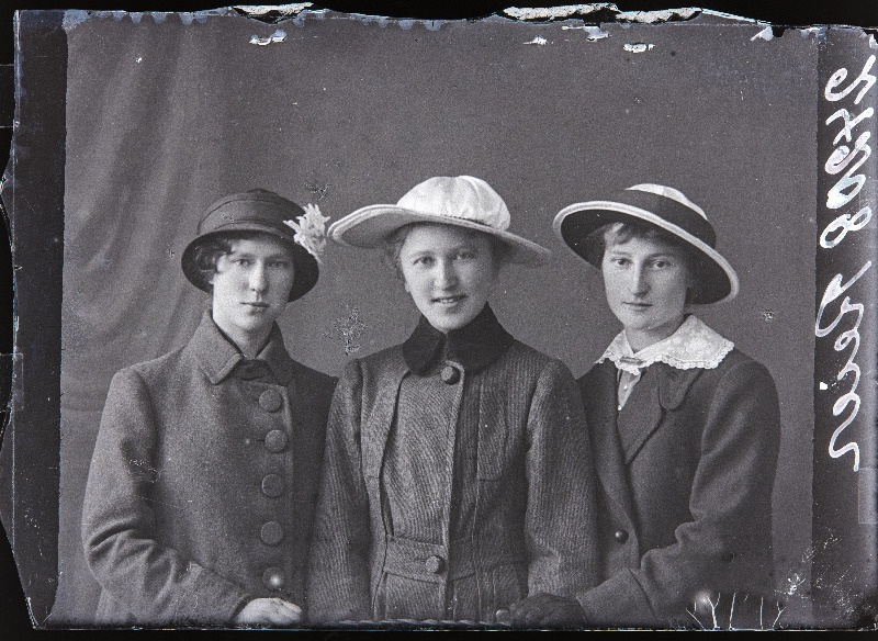 Grupp naisi, paremal foto tellija Reier.