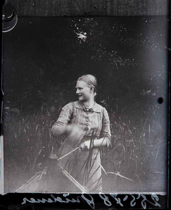 Naine kaldale tõmmatud paadi juures, (04.10.1917 fotokoopia, tellija parun Krüdener).