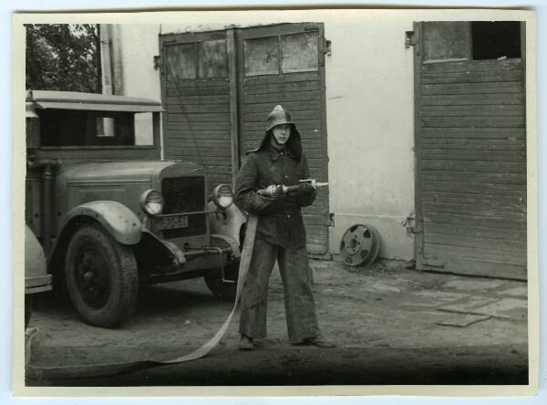 Portreefoto. Tuletõrjuja ja korstnapühkija Heldur Raud. Tartu, 1955.a.