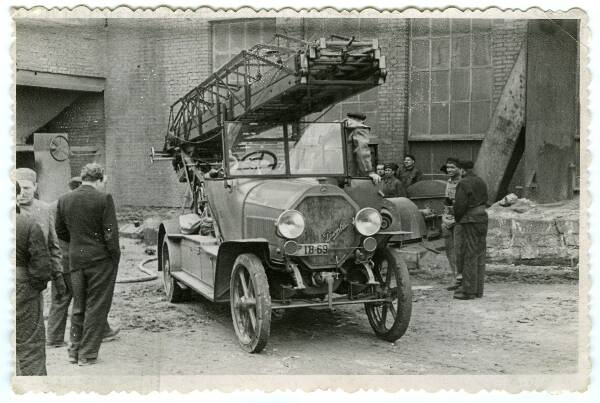 Grupifoto. Tuletõrjujad vana tuletõrjeauto ümber. Tartu, 1966.a.