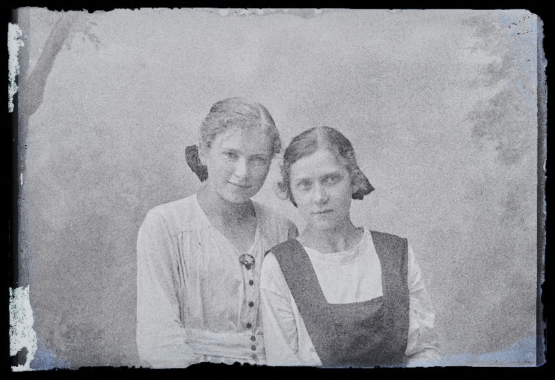 Kaks neiut, (foto tellija Rebane).