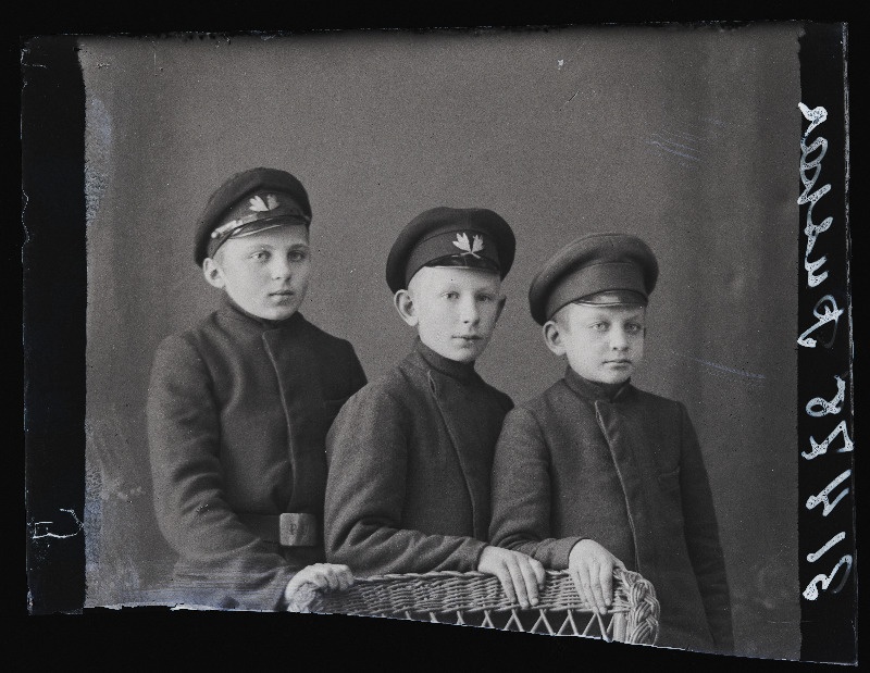 Kolm koolipoissi, (foto tellija Puskar).