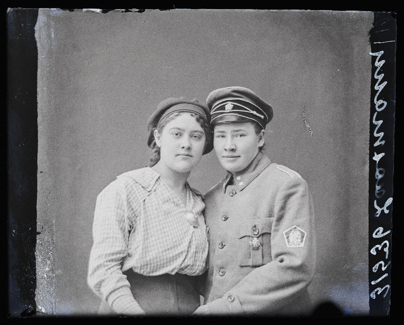 Sõjaväelane Laasmann naisega.