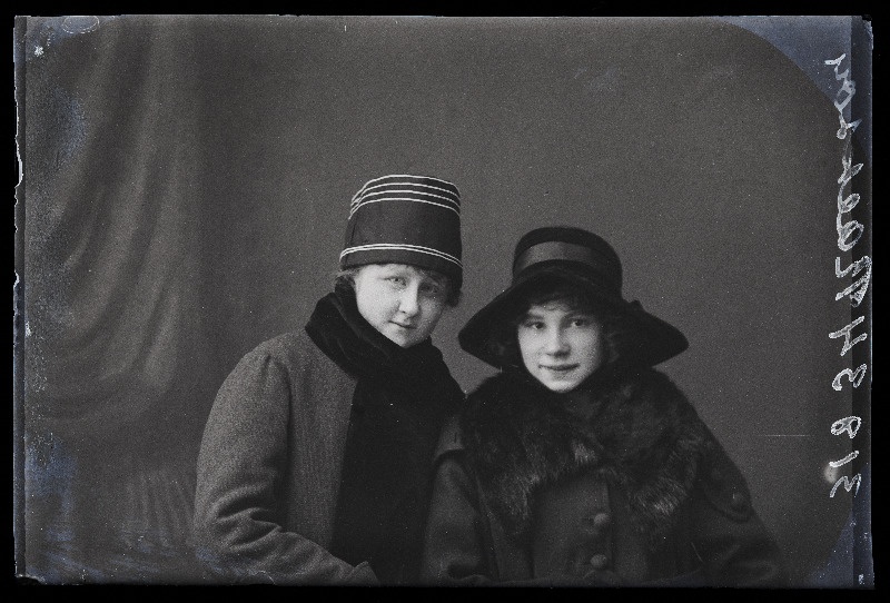 Kaks naist, (foto tellija Raekson).