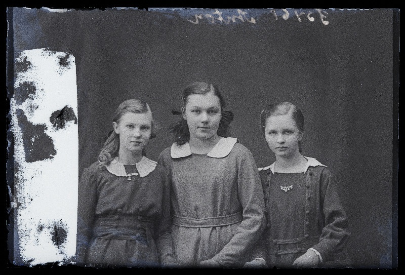Kolm tütarlast, (foto tellija Anton).