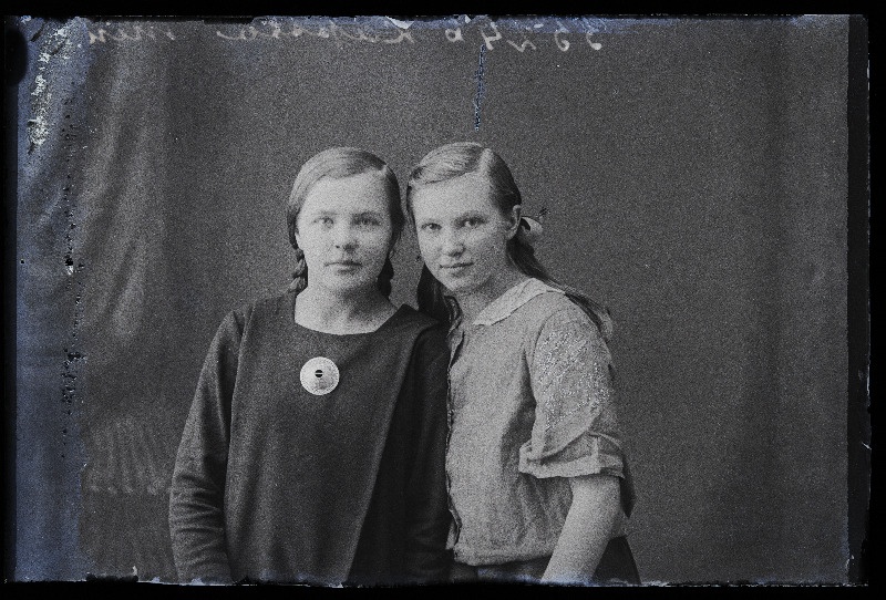 Kaks tütarlast, (foto tellija Kapsta).