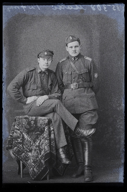 Kaks sõjaväelast, (foto tellija Matti).