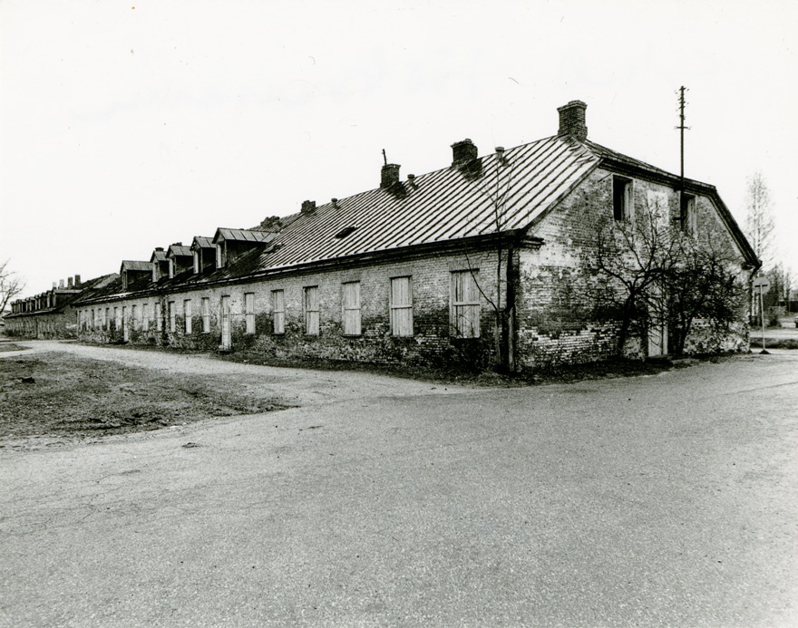 Kasarmuhoone Sindis, vaade hoonele nurgalt