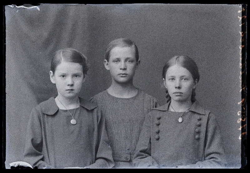 Kolm tütarlast, (foto tellija Kulbusch [Kullbusch]).
