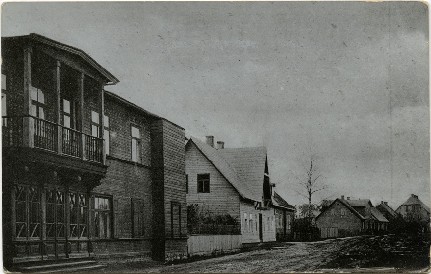 End Saksa Tütarlaste kool, vaade piki tänavat, esiplaanil vasakul koolimaja