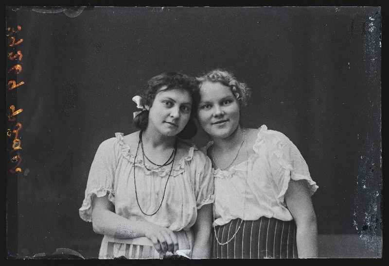 Kaks naist, (foto tellija Põder).