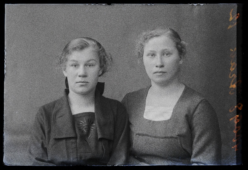 Kaks naist, (foto tellija Arak).