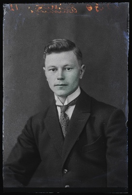 Viljandi Maakonna Reaalgümnaasiumi (Poeglastegümnaasiumi) lõpetaja Anton Animägi.  duplicate photo