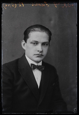 Viljandi Maakonna Reaalgümnaasiumi (Poeglastegümnaasiumi) lõpetaja Evald Fuchs (Fuks).  duplicate photo
