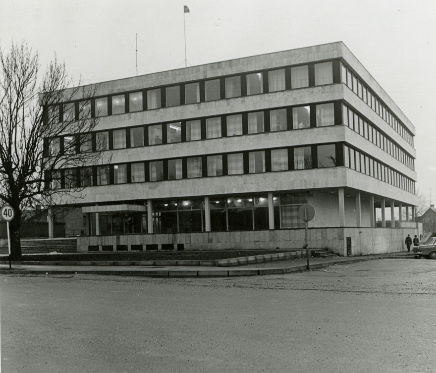Rapla haldushoone (maavalitsus), vaade. Arhitekt Helgi Margna