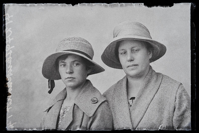 Kaks naist, (foto tellija Liina Hanschmidt Kärstna-Murikatsi mõisast).