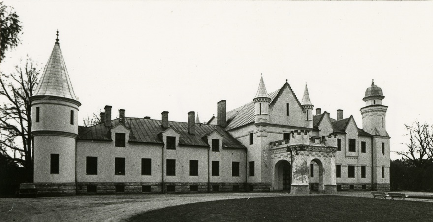 Alatskivi mõisa peahoone, esifassaadi vaade. Arhitekt A. von Nolcken