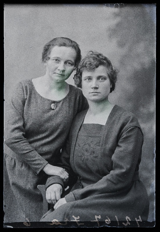 Kaks naist, (foto tellija Ira).