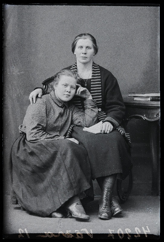 Kaks naist, (foto tellija Väära).